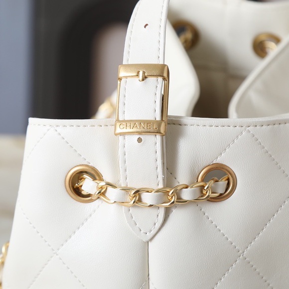 Elegant White Quilted Tote Bag - Picture 6 of 9